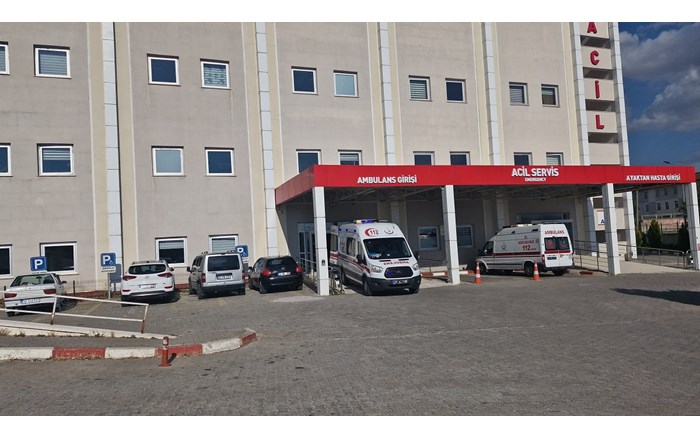 Yaralı sürücü, sağlık ekiplerinin olay yerindeki ilk müdahalesinin ardından Alaca Devlet Hastanesine kaldırıldı (1)