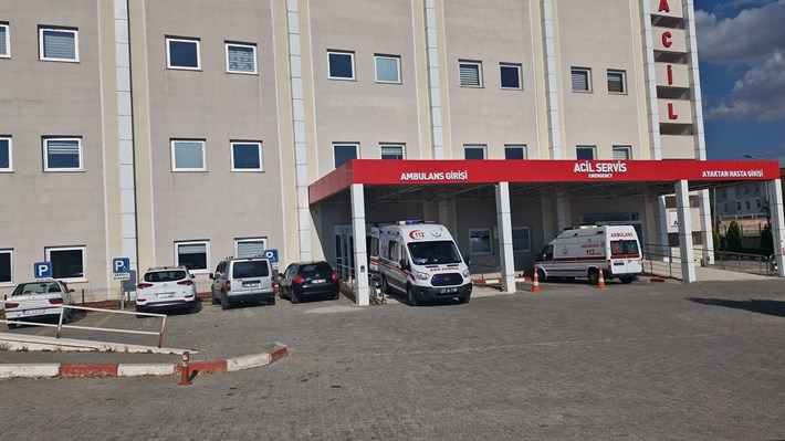 Yaralı sürücü, sağlık ekiplerinin olay yerindeki ilk müdahalesinin ardından Alaca Devlet Hastanesine kaldırıldı (1)