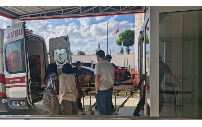 Yaralı sürücü, sağlık ekiplerinin olay yerindeki ilk müdahalesinin ardından Alaca Devlet Hastanesine kaldırıldı (2)