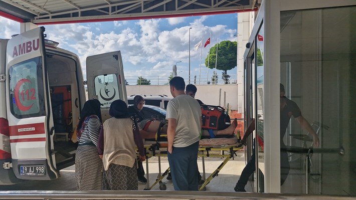 Yaralı sürücü, sağlık ekiplerinin olay yerindeki ilk müdahalesinin ardından Alaca Devlet Hastanesine kaldırıldı (2)