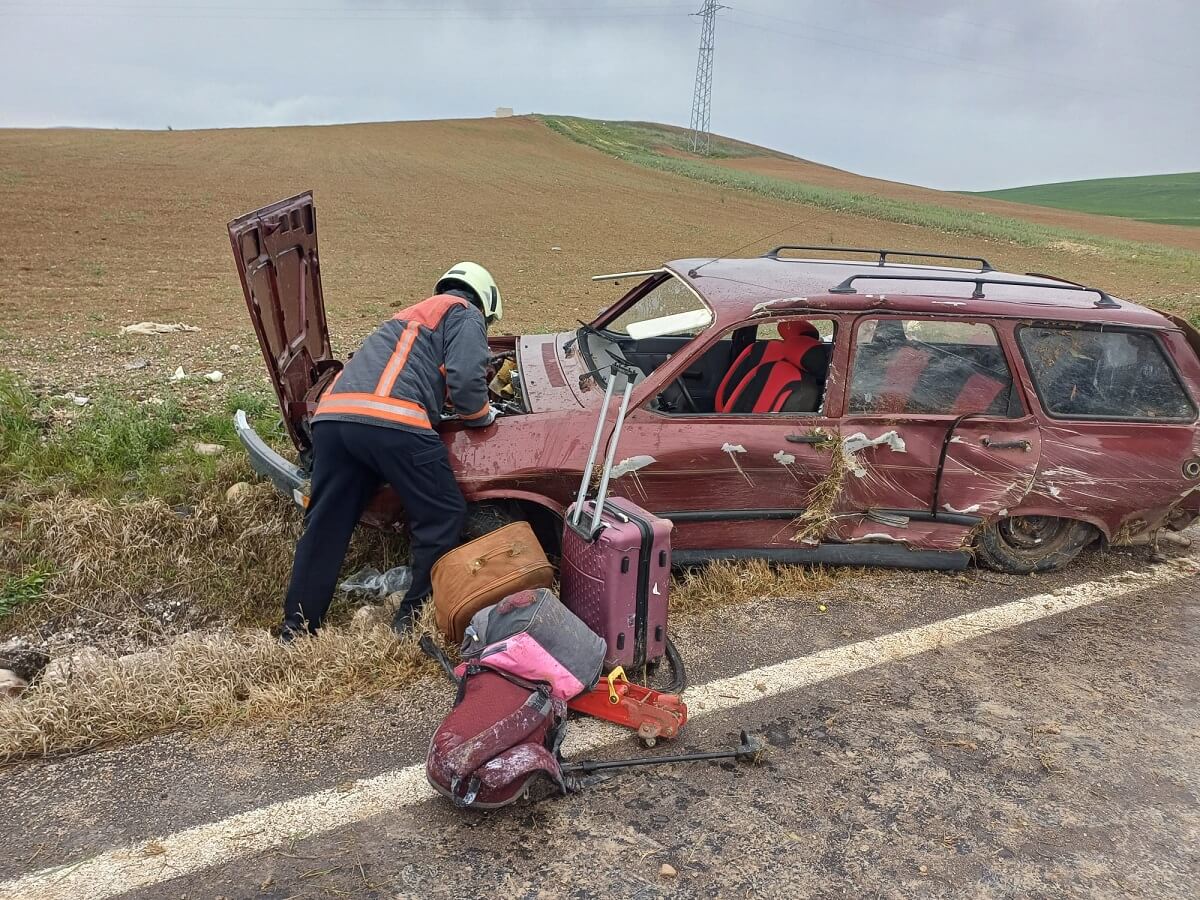 Yaralılar, itfaiye ekiplerinin müdahalesiyle araçtan çıkarıldı