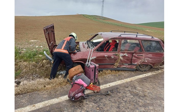 Yaralılar, itfaiye ekiplerinin müdahalesiyle araçtan çıkarıldı