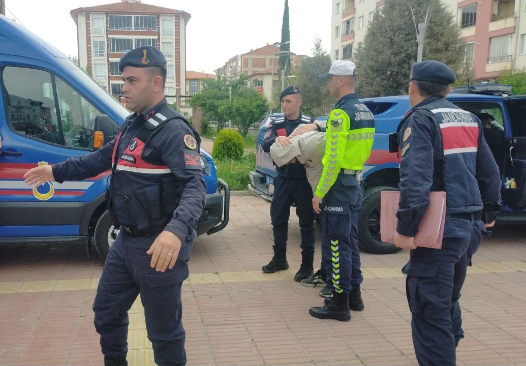 Yasaklı madde operasyonunda 500 adet sentetik ecza hapı ile yakalanan 2 şahıs tutuklandı (1)