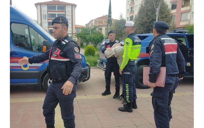 Yasaklı madde operasyonunda 500 adet sentetik ecza hapı ile yakalanan 2 şahıs tutuklandı (1)