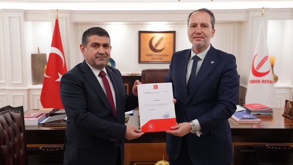 Yaşar Anaç'ın göreve başlama belgesini Genel Başkan Fatih Erbakan verdi