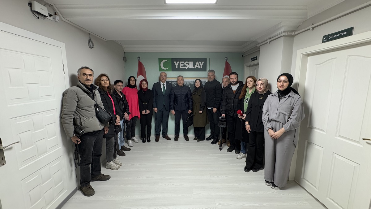 Yeşilay yöneticileri, basın mensupları ile birlikte