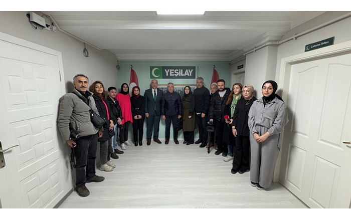 Yeşilay yöneticileri, basın mensupları ile birlikte