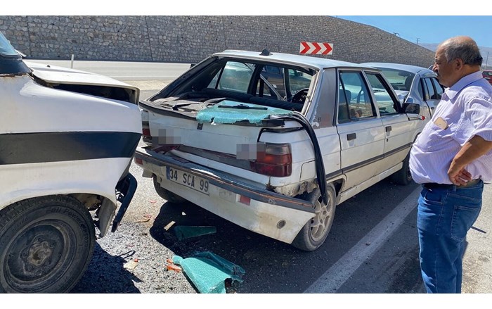 Yol kenarında çıkan anız yangınının dumanı, kara yolunda görüş mesafesini düşürünce 7 araçlı zincirleme kazaya neden oldu (2)