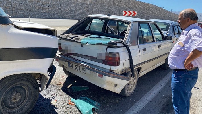 Yol kenarında çıkan anız yangınının dumanı, kara yolunda görüş mesafesini düşürünce 7 araçlı zincirleme kazaya neden oldu (2)