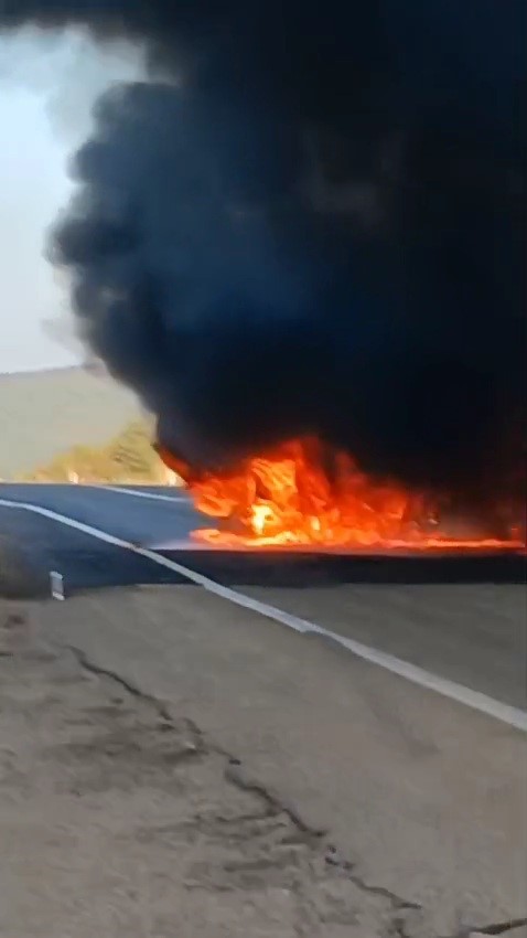 Yolda çarpışan 2 otomobil alev alev yandı (1)