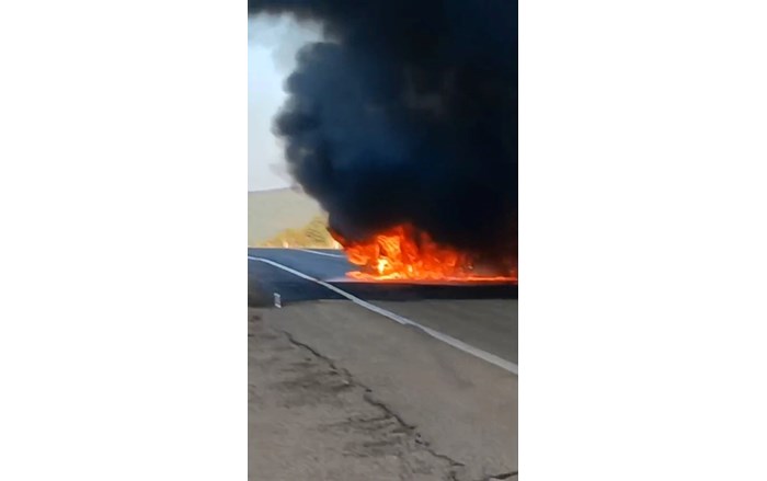 Yolda çarpışan 2 otomobil alev alev yandı (1)