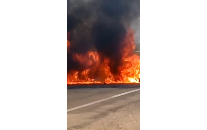 Yolda çarpışan 2 otomobil alev alev yandı (2)