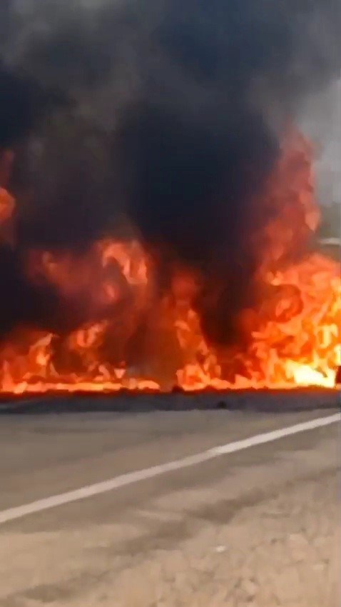 Yolda çarpışan 2 otomobil alev alev yandı (2)