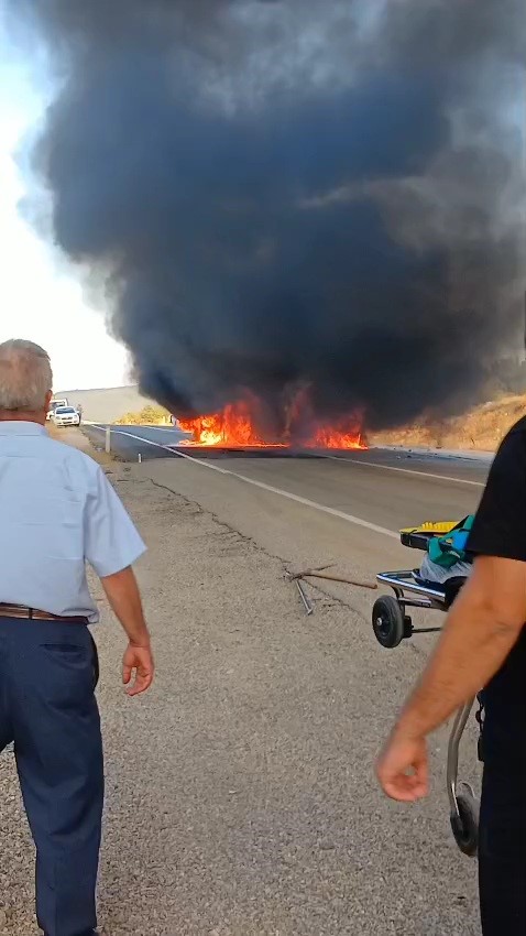 Yolda çarpışan 2 otomobil alev alev yandı (3)