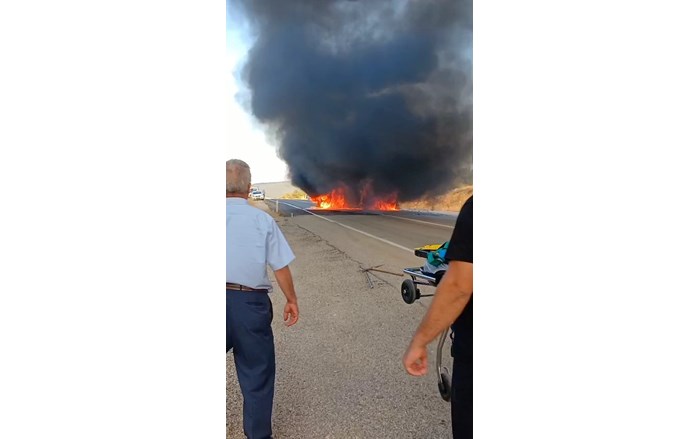 Yolda çarpışan 2 otomobil alev alev yandı (3)