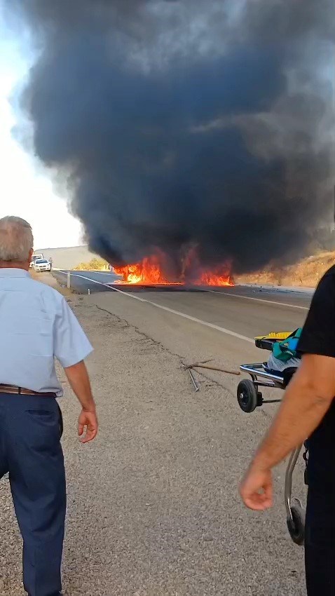 Yolda çarpışan 2 otomobil alev alev yandı (3)