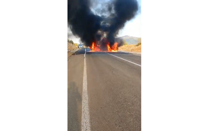 Yolda çarpışan 2 otomobil alev alev yandı (4)