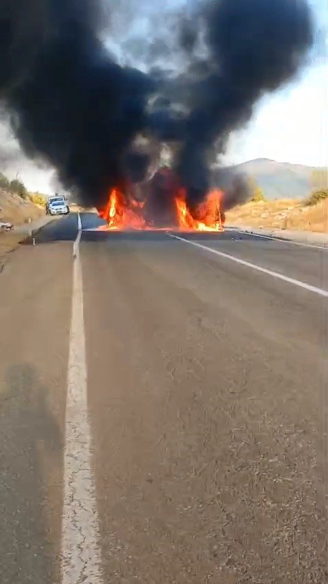 Yolda çarpışan 2 otomobil alev alev yandı (4)