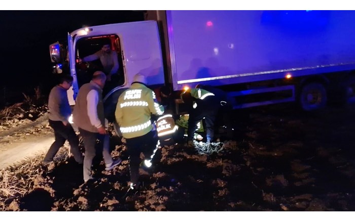 Yolda güvenlik önlemi alan polise kamyon çarptı