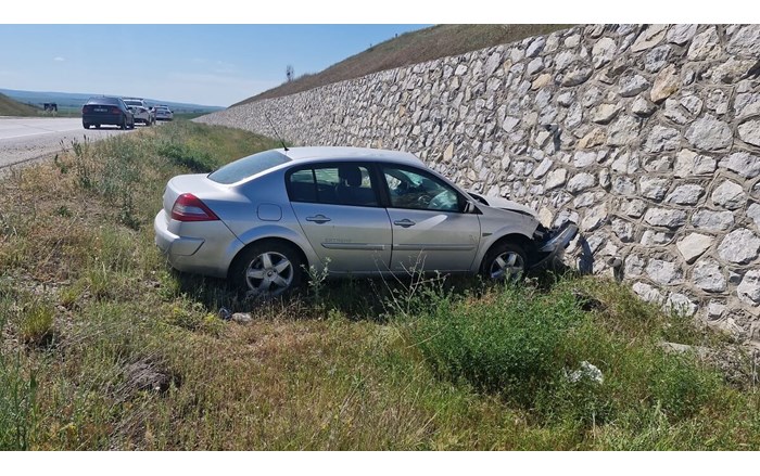 Yoldan çıkan otomobilin istinat duvarına çarpması neticesinde meydana gelen kazada 2 kişi yaralandı (2)
