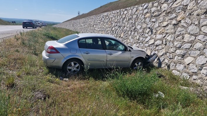 Yoldan çıkan otomobilin istinat duvarına çarpması neticesinde meydana gelen kazada 2 kişi yaralandı (2)