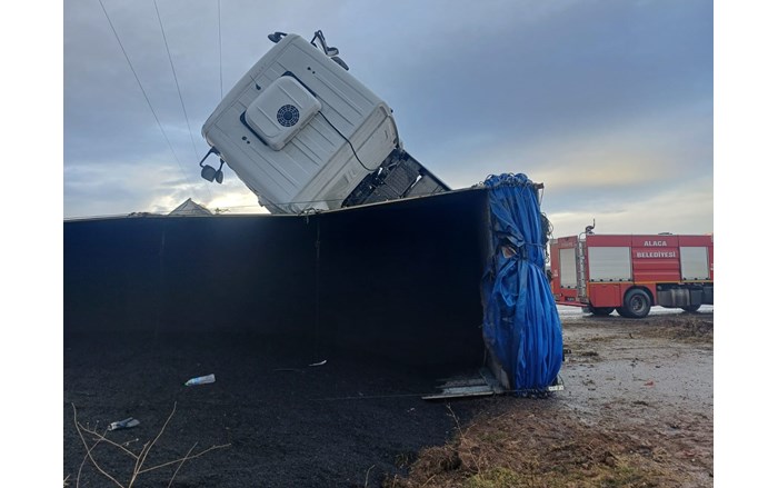 Yoldan çıkan tır, tarlaya devrildi (2)