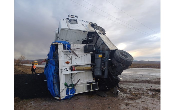 Yoldan çıkan tır, tarlaya devrildi (3)