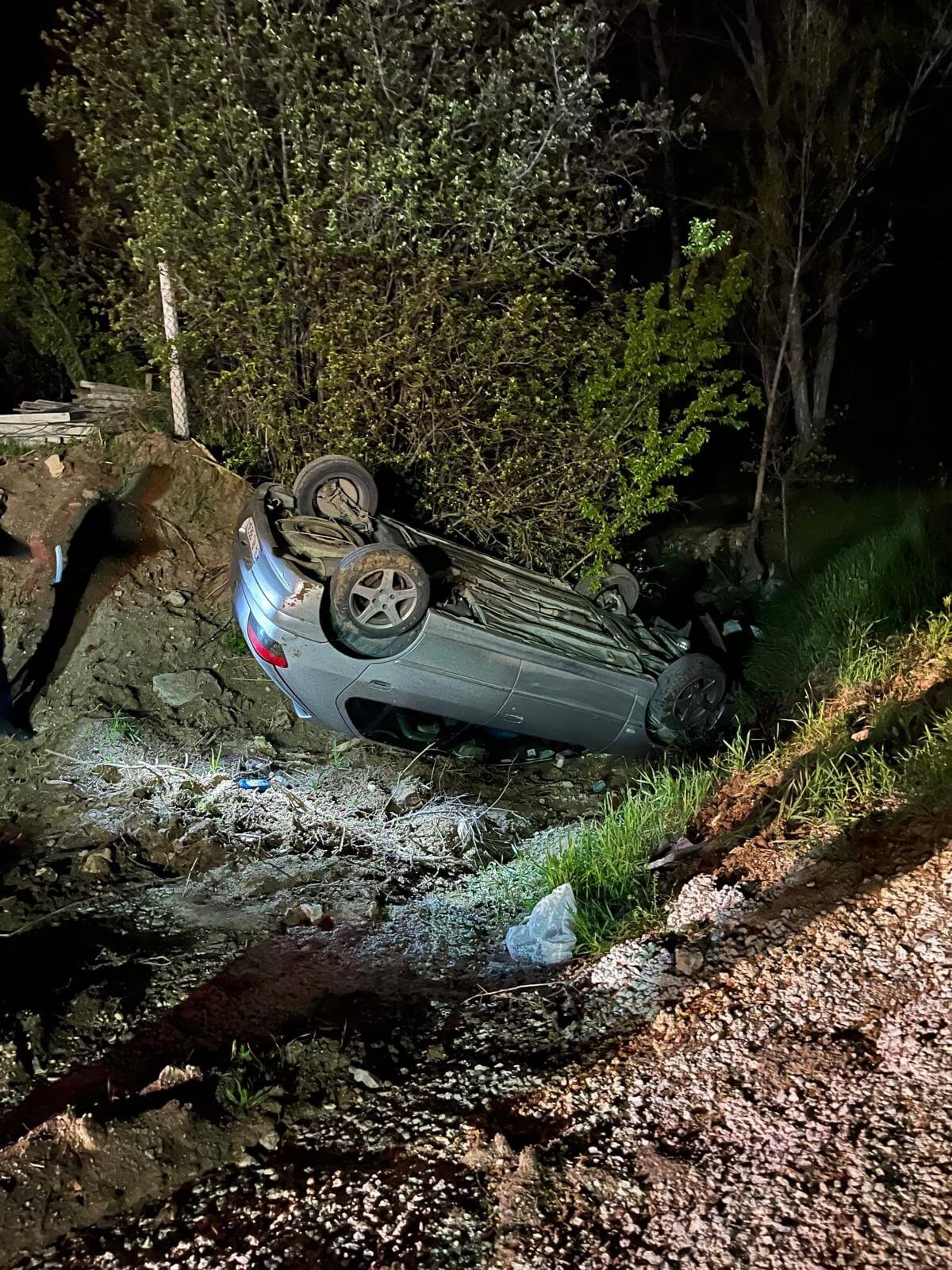 Yoldan çıkarak dere yatağına yuvarlanan otomobilin sürücüsü yaralandı (2)