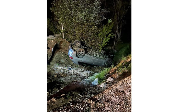 Yoldan çıkarak dere yatağına yuvarlanan otomobilin sürücüsü yaralandı (2)