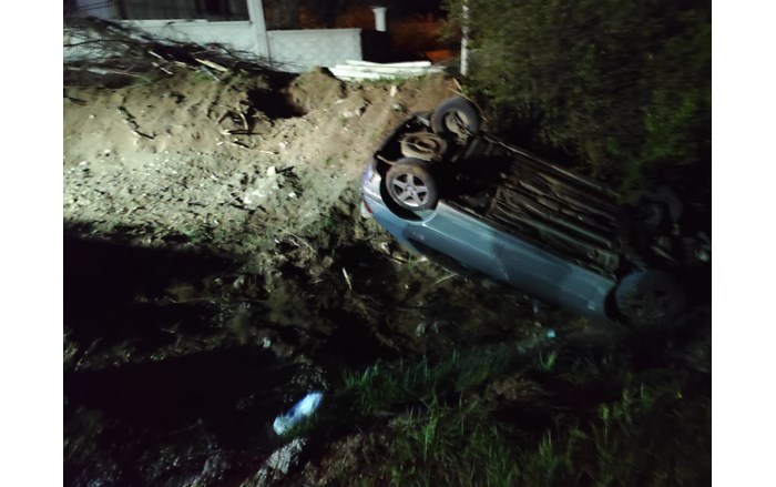 Yoldan çıkarak dere yatağına yuvarlanan otomobilin sürücüsü yaralandı (3)