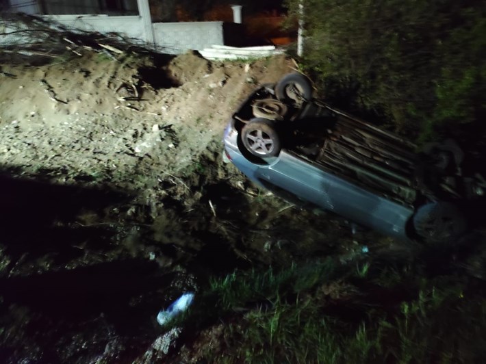 Yoldan çıkarak dere yatağına yuvarlanan otomobilin sürücüsü yaralandı (3)