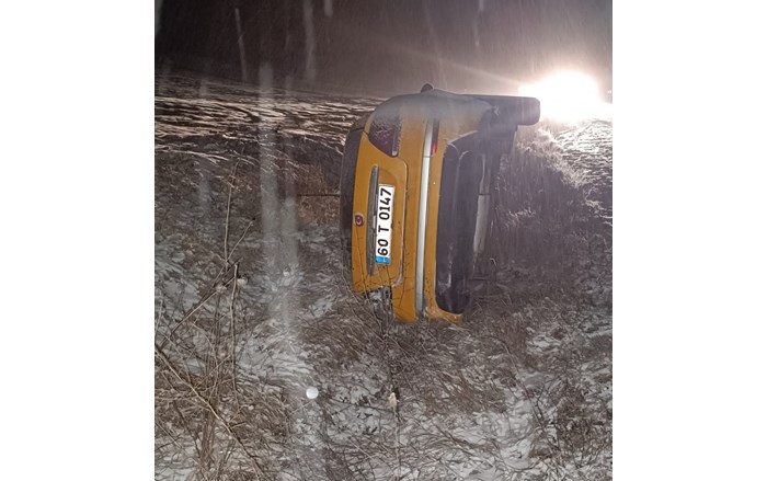 Yoldan çıkarak tarlaya devrilen ticari taksinin sürücüsü yaralandı (1)