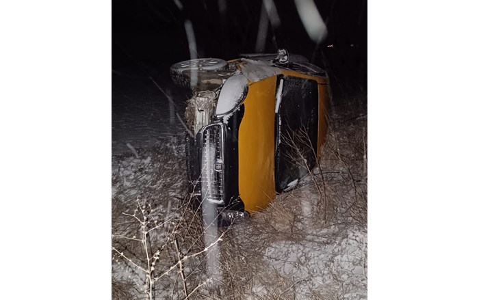 Yoldan çıkarak tarlaya devrilen ticari taksinin sürücüsü yaralandı (2)