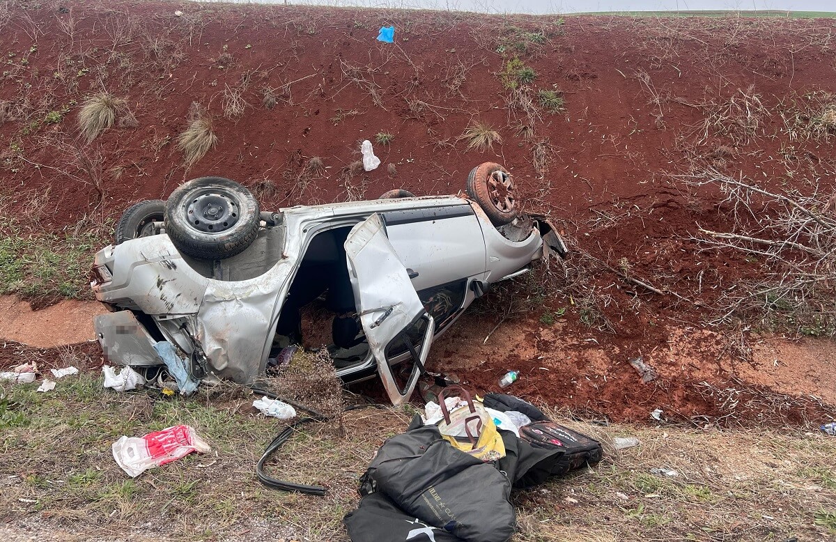 Yoldan çılan otomobilin takla atması neticesinde 3’ü ağır 4 kişi yaralandı (4)