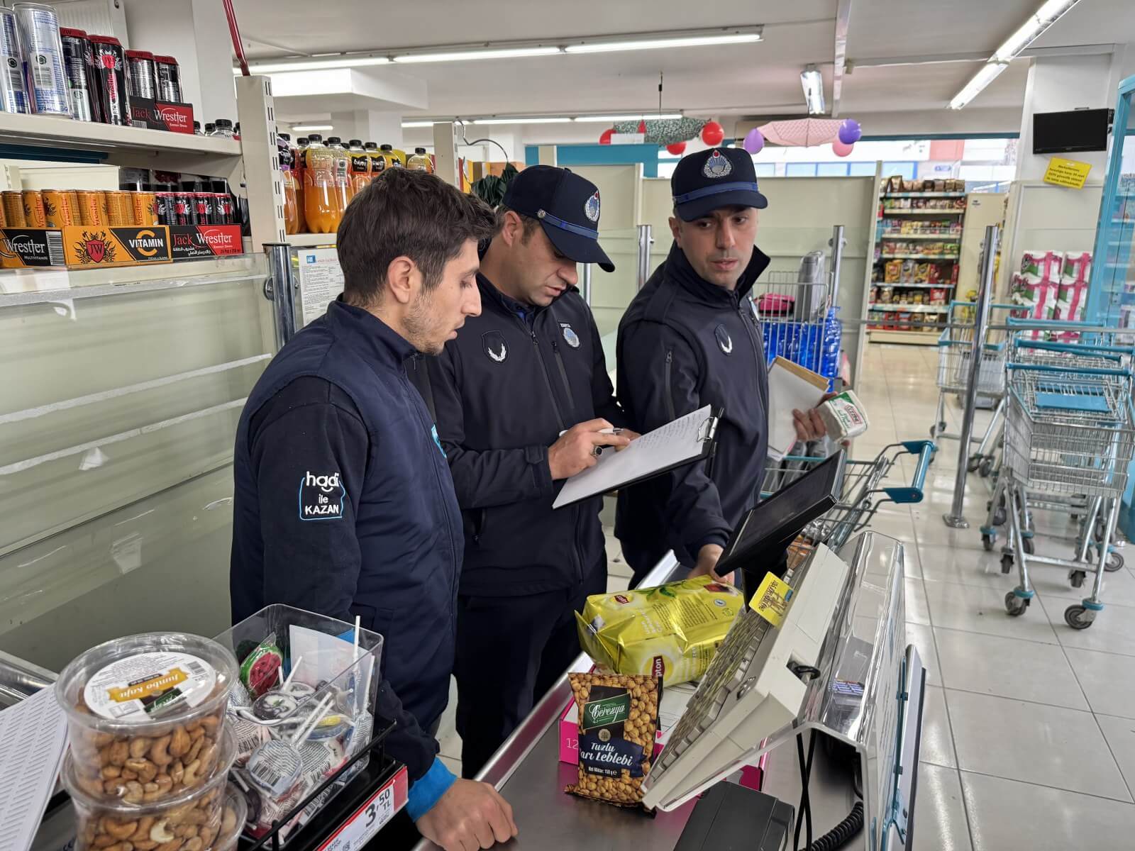 Zabıta ekipleri, marketleri mercek altına aldı (2)