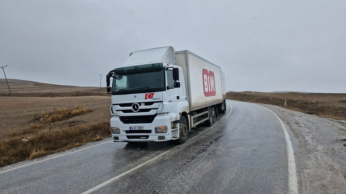 zircir markete ait kamyon otomobile çarptı