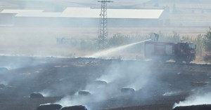 150 balya ve 20 dönüm tarla yanarak küle döndü