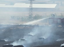 150 balya ve 20 dönüm tarla yanarak küle döndü