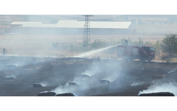150 balya ve 20 dönüm tarla yanarak küle döndü