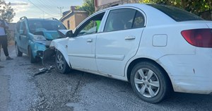 2 araç kafa kafaya çarpıştı: 4 yaralı