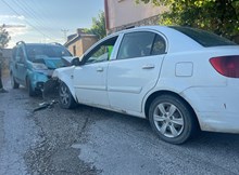 2 araç kafa kafaya çarpıştı: 4 yaralı