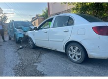 2 araç kafa kafaya çarpıştı: 4 yaralı