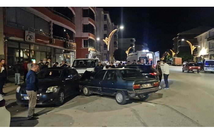 2 otomobil çarpıştı: 1 yaralı