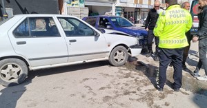 2 otomobil çarpıştı: 2 yaralı