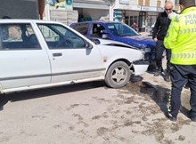 2 otomobil çarpıştı: 2 yaralı