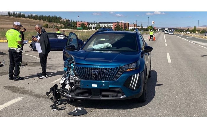 2 otomobil çarpıştı: 2 yaralı