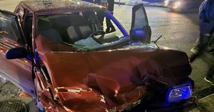 2 otomobil çarpıştı: 3 yaralı