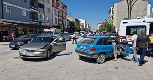 2 otomobil çarpıştı: 3 yaralı