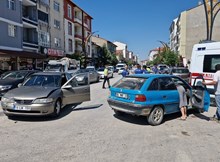 2 otomobil çarpıştı: 3 yaralı