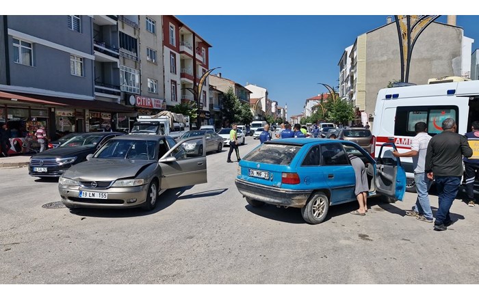 2 otomobil çarpıştı: 3 yaralı